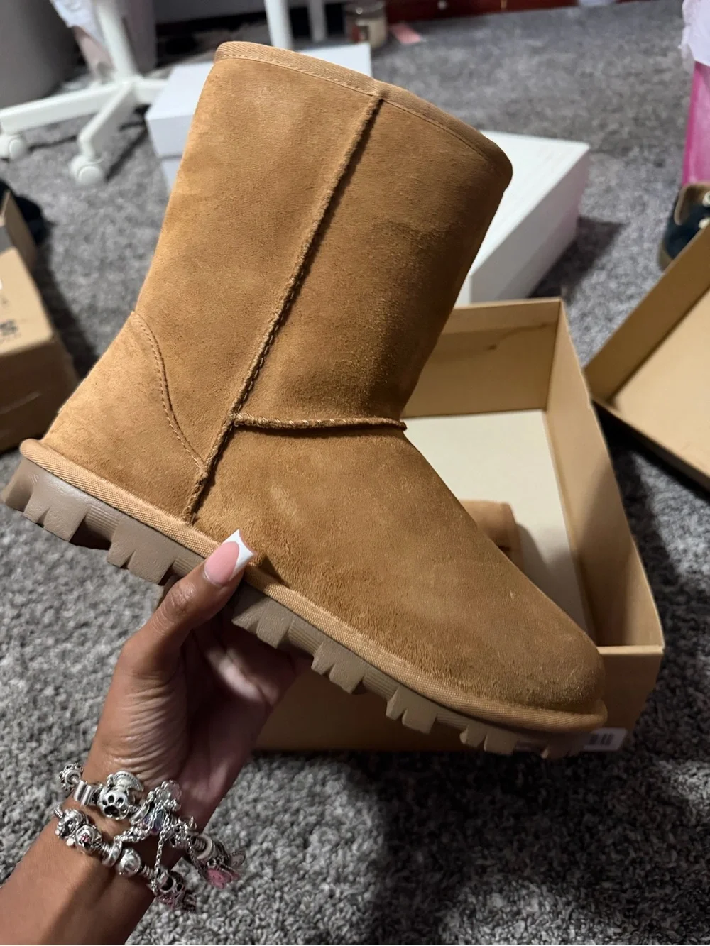 NWT UGG CHESTNUT WOMEN SIZE 7